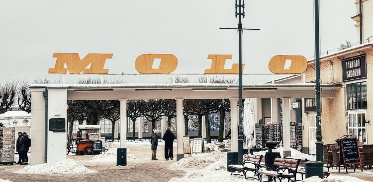 Obecny napis nad bramą wejściową na Molo w Sopocie (fot. UMS)