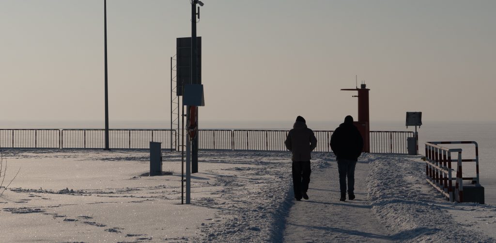 Zima na Mierzei Wiślanej. Zamarznięty Kanał przez Mierzeję Wiślaną.