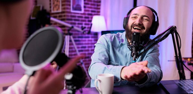 Radosny brodaty podcaster prowadzi ożywioną rozmowę z podczas nagrania audycji