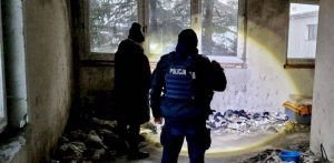 Policja ze Słupska sprawdza pustostan (fot. KMP w Słupsku)