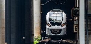 Pociąg aglomeracyjny NEWAG typu 58WE, który kursuje na liniach Szybkiej Kolei Miejskiej (fot. Paweł Marcinko / KFP)