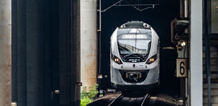 Pociąg aglomeracyjny NEWAG typu 58WE, który kursuje na liniach Szybkiej Kolei Miejskiej (fot. Paweł Marcinko / KFP)