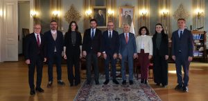 Przedstawiciele uczelni podczas podpisywania umowy (fot. İstanbul Üniversitesi)