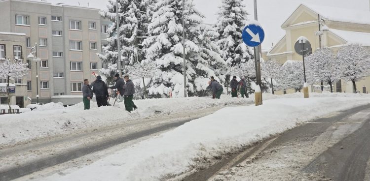 Więźniowie odśnieżają ulice w Sztumie (fot. Miasto i Gmina Sztum)