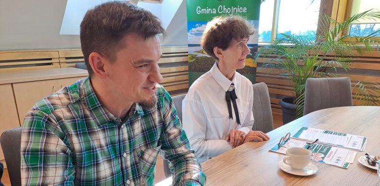 Zalety posiadania małego traktorka wylicza Tomasz Sujak, sołtys Chojniczek w gminie Chojnice (fot. M.Sowisło/Radio Gdańsk)