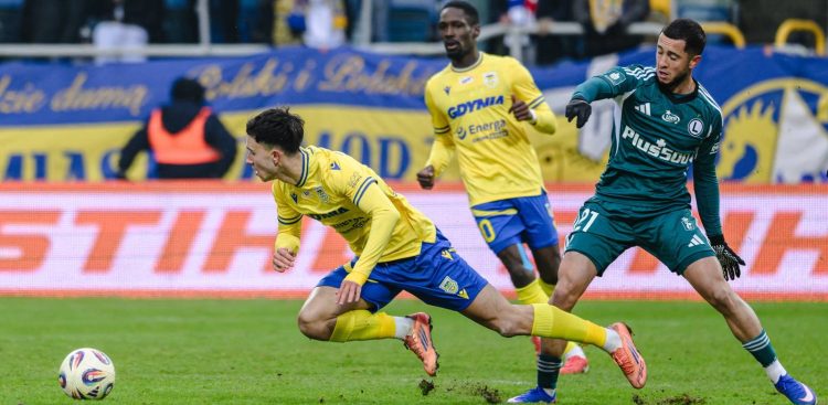 Zawodnik Arki Gdynia Kamil Jakubczyk (L) i Vahan Bichakhchyan (P) z Legii Warszawa. Gdynia, 07.02.2026 r. (fot. PAP/Marcin Gadomski)