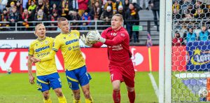 Piłkarze Arki Gdynia Dawid Kocyła (C), Dawid Gojny (L) oraz Damian Węglarz (P) podczas meczu Ekstraklasy z Pogonią Szczecin. Szczecin, 15.02.202 r. (fot. PAP/Jerzy Muszyński)