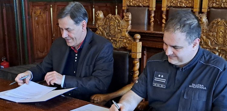 Na zdjęciu (od lewej): burmistrz Chojnic Arseniusz Finster i szef Zakładu Karnego w Koronowie podpułkownik Tomasz Korytowski (fot. Radio Gdańsk/Maria Sowisło)