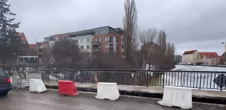 Chodnik na Moście Popielnym zniszczony przez ciężarówkę (fot. Radio Gdańsk/Oskar Bąk)