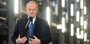 Premier Donald Tusk na briefingu prasowym w trakcie wizyty w siedzibie Stoczni Wojennej PGZ w Gdyni, 10.02.2026 r. (fot. PAP/Andrzej Jackowski)