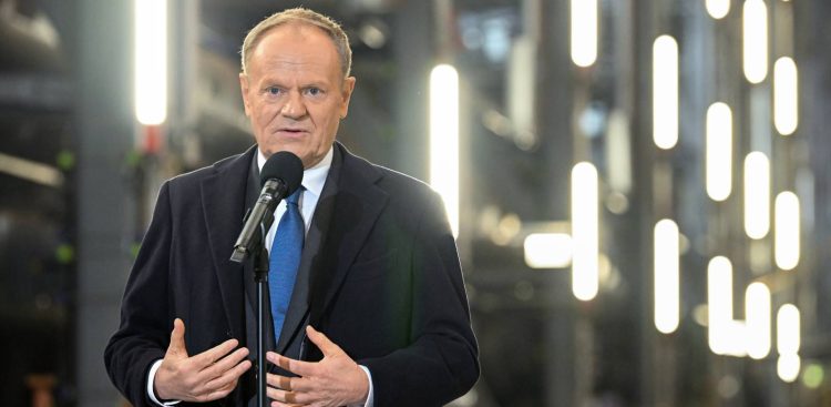 Premier Donald Tusk na briefingu prasowym w trakcie wizyty w siedzibie Stoczni Wojennej PGZ w Gdyni, 10.02.2026 r. (fot. PAP/Andrzej Jackowski)