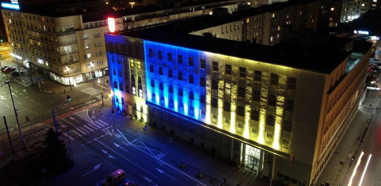 Niebiesko-żółte iluminacje na budynku Urzędu Miasta Gdyni w geście solidarności z Ukrainą (fot. Michał Puszczewicz)