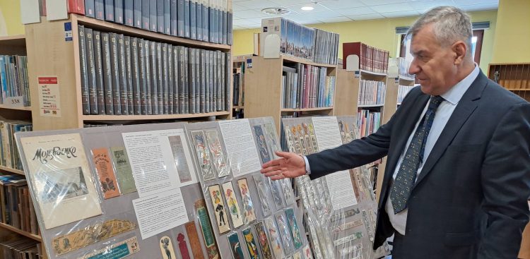 Jacek Hałuszkiewicz z Chojnic, właściciel kolekcji ponad 2,5 tys. zakładek do książek (fot. Radio Gdańsk/Maria Sowisło)