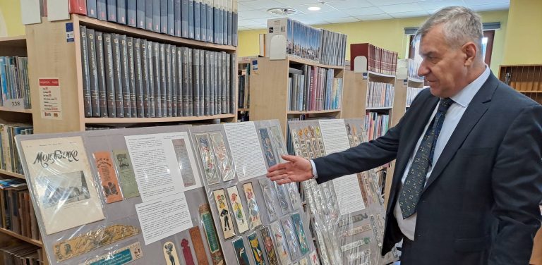 Jacek Hałuszkiewicz z Chojnic, właściciel kolekcji ponad 2,5 tys. zakładek do książek (fot. Radio Gdańsk/Maria Sowisło)