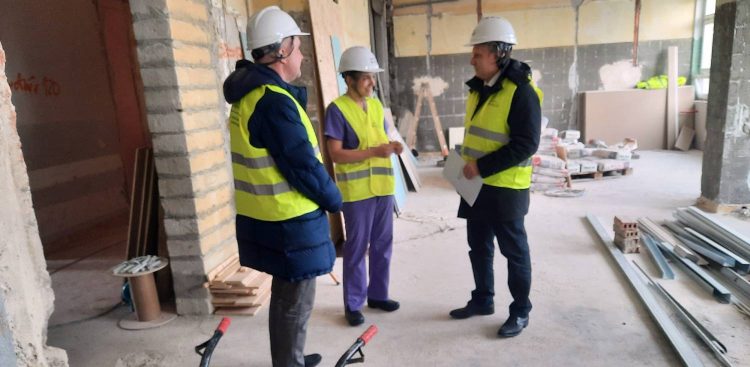 Wiceminister funduszy i polityki regionalnej Jacek Karnowski odwiedza remontowany oddział kardiologii w Szpitalu Miejskim w Gdyni (fot. Radio Gdańsk/Marcin Lange)