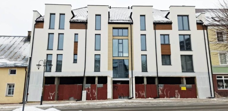 Kamienica przy ul. Wybickiego w Miastku, którą gmina odkupi na cele komunalne (fot. Radio Gdańsk/Dominik Radecki)