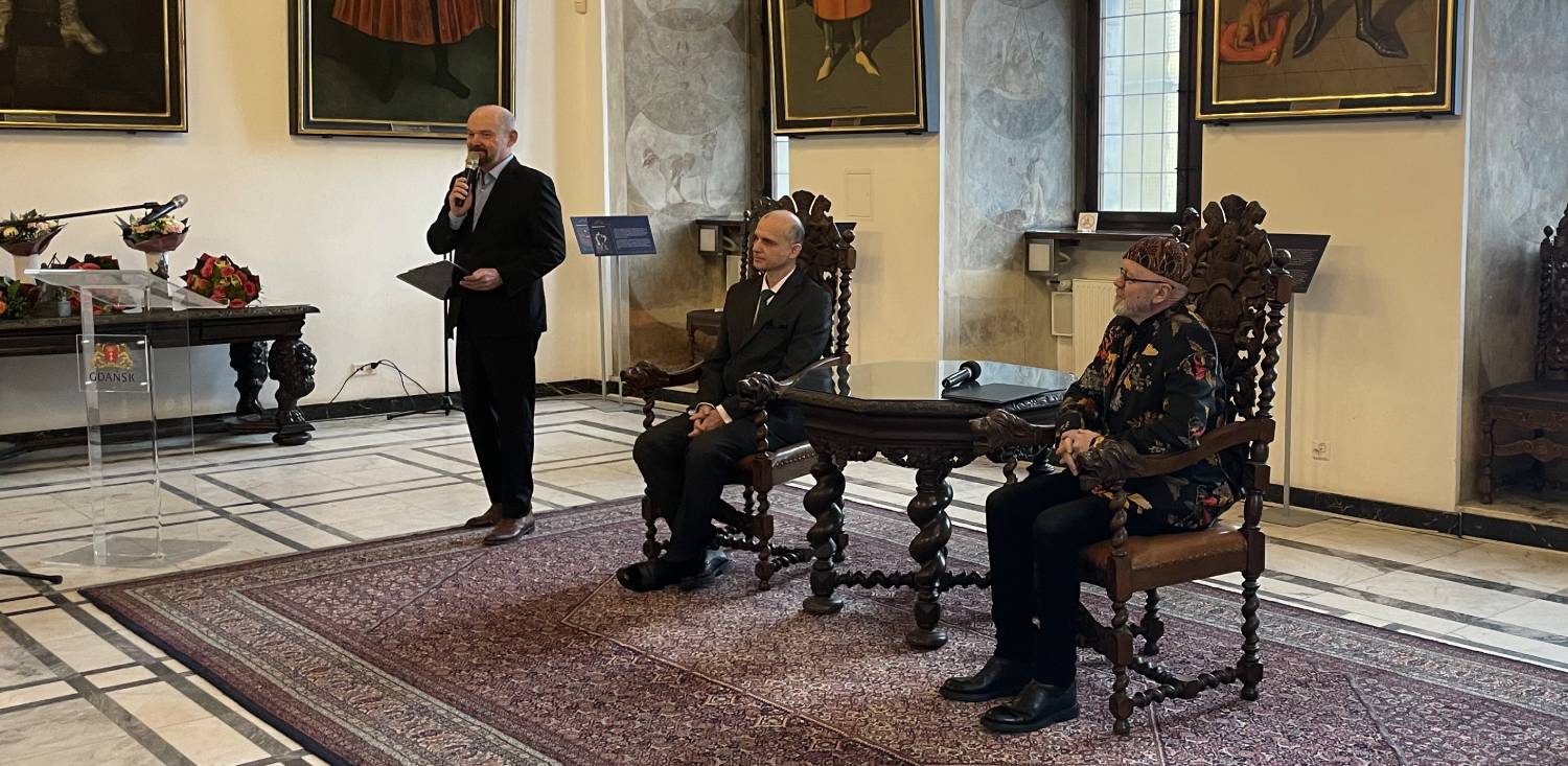 Od lewej: Konrad Mielnik z Radia Gdańsk, prof. Michał Horodecki i prof. Tomasz Bogusławski (fot. Radio Gdańsk/Tymon Nieśmiałek)