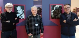 Na tle portretów Bolesławy i Edmunda Zdanowskich stoją od lewej: dr Leszek Żurek - kurator, Grzegorz Domowicz - autor aranżacji wystawy i Dariusz Małszycki - kurator (fot. Radio Gdańsk/Marzena Bakowska)