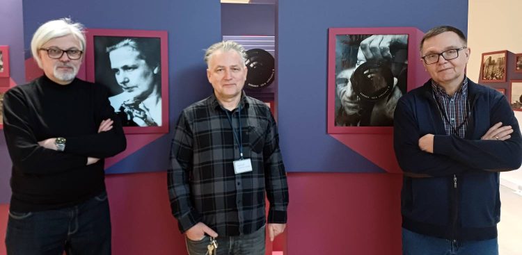 Na tle portretów Bolesławy i Edmunda Zdanowskich stoją od lewej: dr Leszek Żurek - kurator, Grzegorz Domowicz - autor aranżacji wystawy i Dariusz Małszycki - kurator (fot. Radio Gdańsk/Marzena Bakowska)