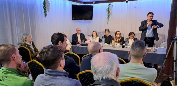 Spotkanie w stawie postawienia masztu telefonii komórkowej w Chojniczkach (fot. Radio Gdańsk/Marta Sowiło)