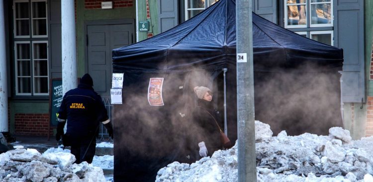W Pruszczu Gdańskim ustawiono ogrzewany namiot, w którym można napić się herbaty, 02.02.2026 r. (fot. Daniel Słoboda / KFP)