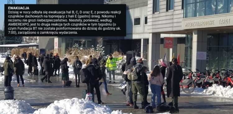 Wystawcy i odwiedzający festiwal Remcon przed halą Amber Expo. Gdańsk, 15.02.2026 t. (fot. słuchacz Radia Gdańsk)