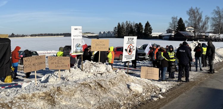 Protest przeciwko budowie stacji przeładunkowej odpadów. Kielno, 02.02.2026 r. (fot. Radio Gdańsk/Robert Groth)