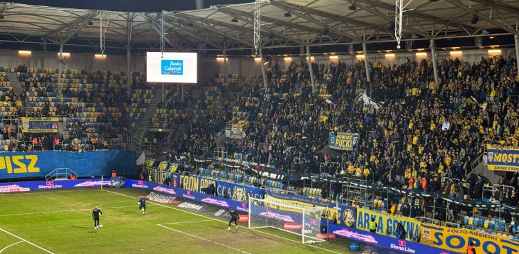 Stadion w Gdyni przed meczem derbowym (fot. Radio Gdańsk/Paweł Marszałkowski)