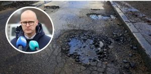 Robert Krasowski (fot. Dominik Paszliński/gdansk.pl) / Zdjęcie w tle (fot. Radio Gdańsk/Sebastian Kwiatkowski)