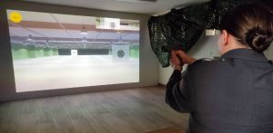 Wirtualna strzelnica laserowa w Pruszczu Gdańskim (fot. Radio Gdańsk/Mateusz Czerwiński)