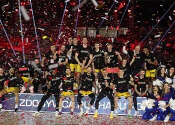 Radość koszykarzy Energi Trefla w Sosnowcu po zdobyciu Pucharu Polski, 22.02.2026 r. (PAP/Jarek Praszkiewicz)