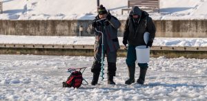 Łowienie ryb na lodzie przy przystani Żabi Kruk w Gdańsku, 18.01.2026 r. (fot. Paweł Marcinko / KFP)