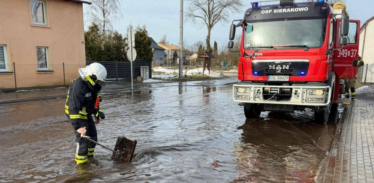 Zalana droga w gminie Kępice (fot. Radio Gdańsk/Łukasz Kosik)