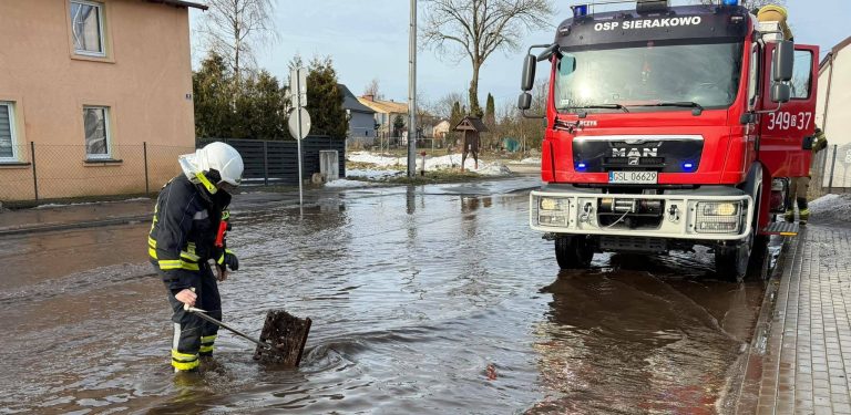Zalana droga w gminie Kępice (fot. Radio Gdańsk/Łukasz Kosik)