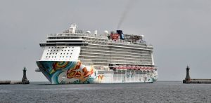 Zawinięcie statku wycieczkowego Norwegian Getaway do Portu Gdynia, 23.06.2017 r. (fot. Maciej Kosycarz / KFP)