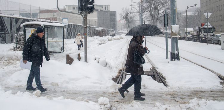 Zima w Gdańsku, przejście dla pieszych przy urzędzie miasta (fot. KFP/Paweł Marcinko)