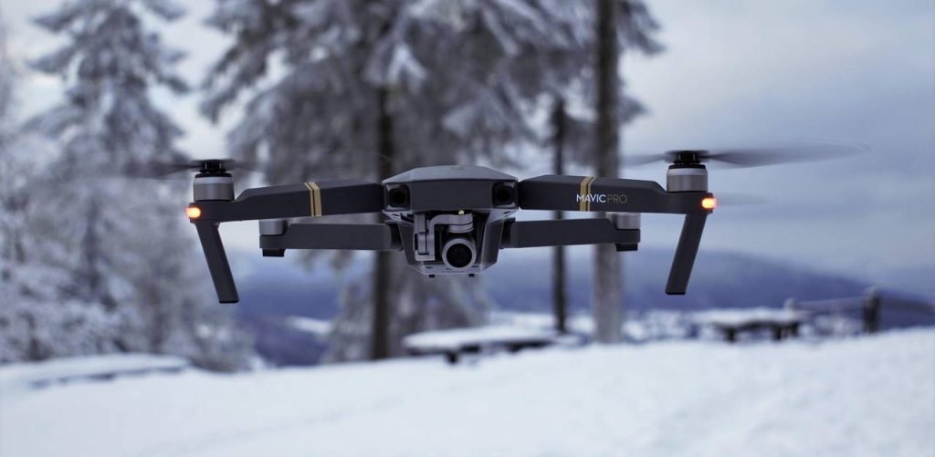 Dron na tle ośnieżonych drzew