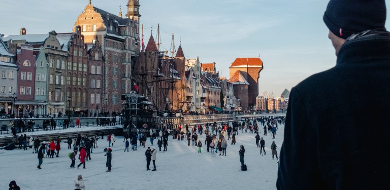 Tłumy spacerowiczów na zamarzniętej Motławie w Gdańsku (fot. Anna Rezulak / KFP)