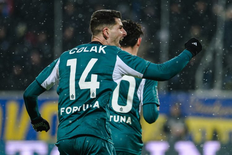 Gdynia, 07.02.2026. Zawodnik Legii Warszawa Antonio Mirko Colak (L) cieszy siê z bramki zdobytej w meczu 20. kolejki pi³karskiej Ekstraklasy z Ark¹ Gdynia, 7 bm. (js) PAP/Marcin Gadomski