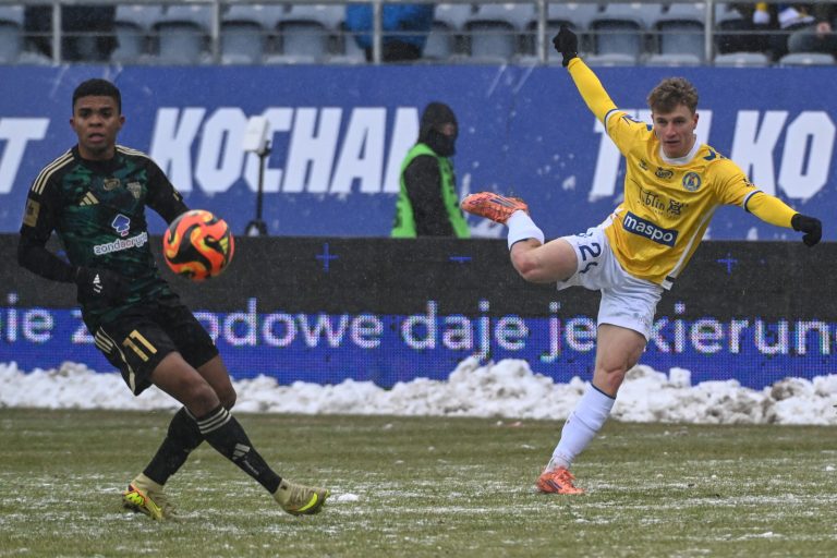 Piłkarz Motoru Lublin Filip Luberecki (P) i Camilo Mena (L) z Lechii Gdańsk podczas meczu Ekstraklasy (fot. PAP/Wojtek Jargiło)