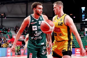 Sosnowiec, 19.02.2026. Zawodnik Energi Trefla Sopot Mikołaj Witliński (P) i Race Thompson (L) z Legii Warszawa podczas meczu ćwierćfinałowego Pucharu Polski koszykarzy (Fot. PAP/Jarek Praszkiewicz)