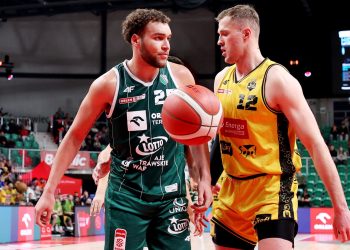 Sosnowiec, 19.02.2026. Zawodnik Energi Trefla Sopot Mikołaj Witliński (P) i Race Thompson (L) z Legii Warszawa podczas meczu ćwierćfinałowego Pucharu Polski koszykarzy (Fot. PAP/Jarek Praszkiewicz)