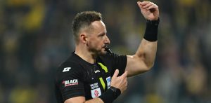 Gdynia, 27.02.2026. Sêdzia g³ówny spotkania Pawe³ Raczkowski podczas meczu 23. kolejki pi³karskiej Ekstraklasy pomiêdzy Ark¹ Gdynia i Lechi¹ Gdañsk, 27 bm. (js) PAP/Adam War¿awa