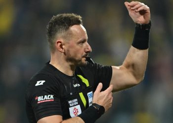 Gdynia, 27.02.2026. Sêdzia g³ówny spotkania Pawe³ Raczkowski podczas meczu 23. kolejki pi³karskiej Ekstraklasy pomiêdzy Ark¹ Gdynia i Lechi¹ Gdañsk, 27 bm. (js) PAP/Adam War¿awa