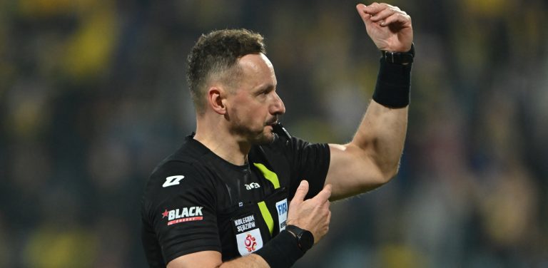 Gdynia, 27.02.2026. Sêdzia g³ówny spotkania Pawe³ Raczkowski podczas meczu 23. kolejki pi³karskiej Ekstraklasy pomiêdzy Ark¹ Gdynia i Lechi¹ Gdañsk, 27 bm. (js) PAP/Adam War¿awa