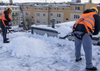 Odśnieżanie dachu bloku w Pruszczu Gdańskim - zdjęcie ilustracyjne (fot. KFP/Daniel Słoboda)