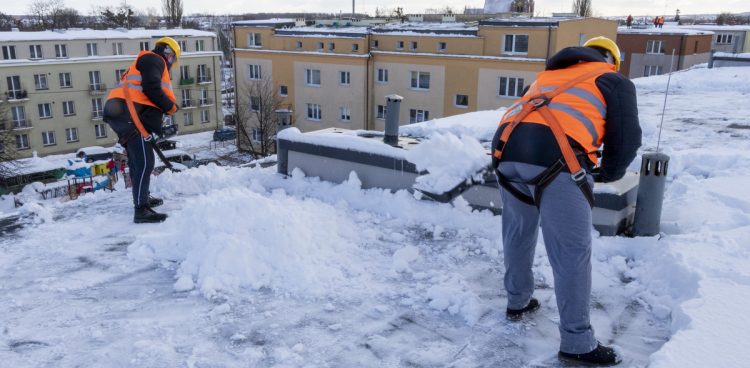 Odśnieżanie dachu bloku w Pruszczu Gdańskim - zdjęcie ilustracyjne (fot. KFP/Daniel Słoboda)