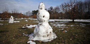 Roztapiające się bałwany w Parku Reagana w Gdańsku (fot. KFP/Krzysztof Mystkowski)