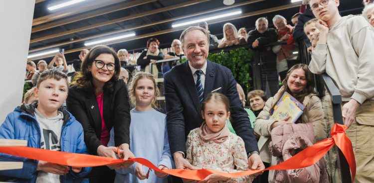 Otwarcie biblioteki Dobry Moment. Na zdj. m.in. marszałek województwa pomorskiego Mieczysław Struk i prezydent Gdańska Aleksandra Dulkiewicz (fot. UM Gdańsk/gdansk.pl/fot. Dominik Paszliński)