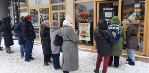 Pod gdyńskimi pączkarniami już stoją kolejki (fot. Radio Gdańsk/Marcin Lange)